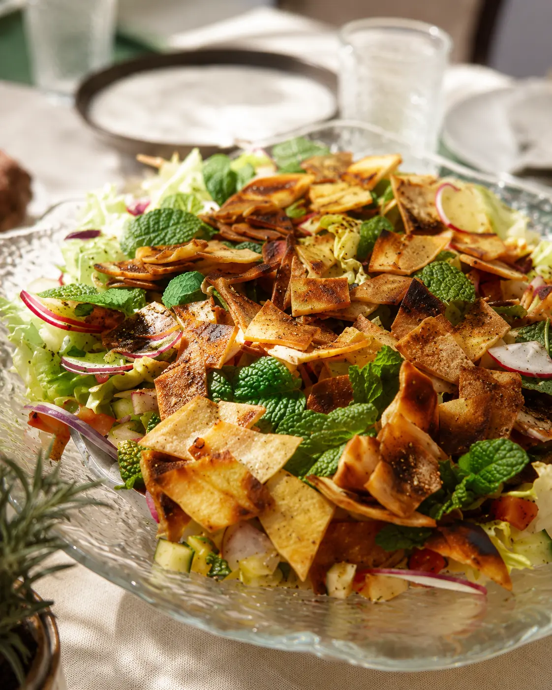 Salada fatushe com hortelã